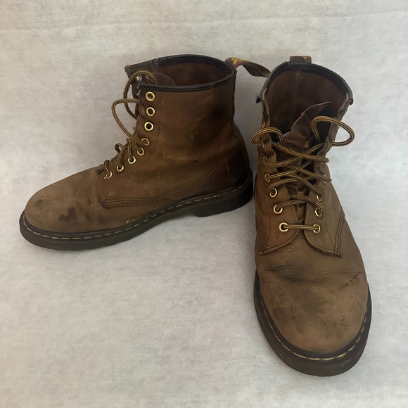 Doc Marten Combat Boots Size 9M Gently worn Air Wair soles = air bubbles in sole - Picture 1 of 7